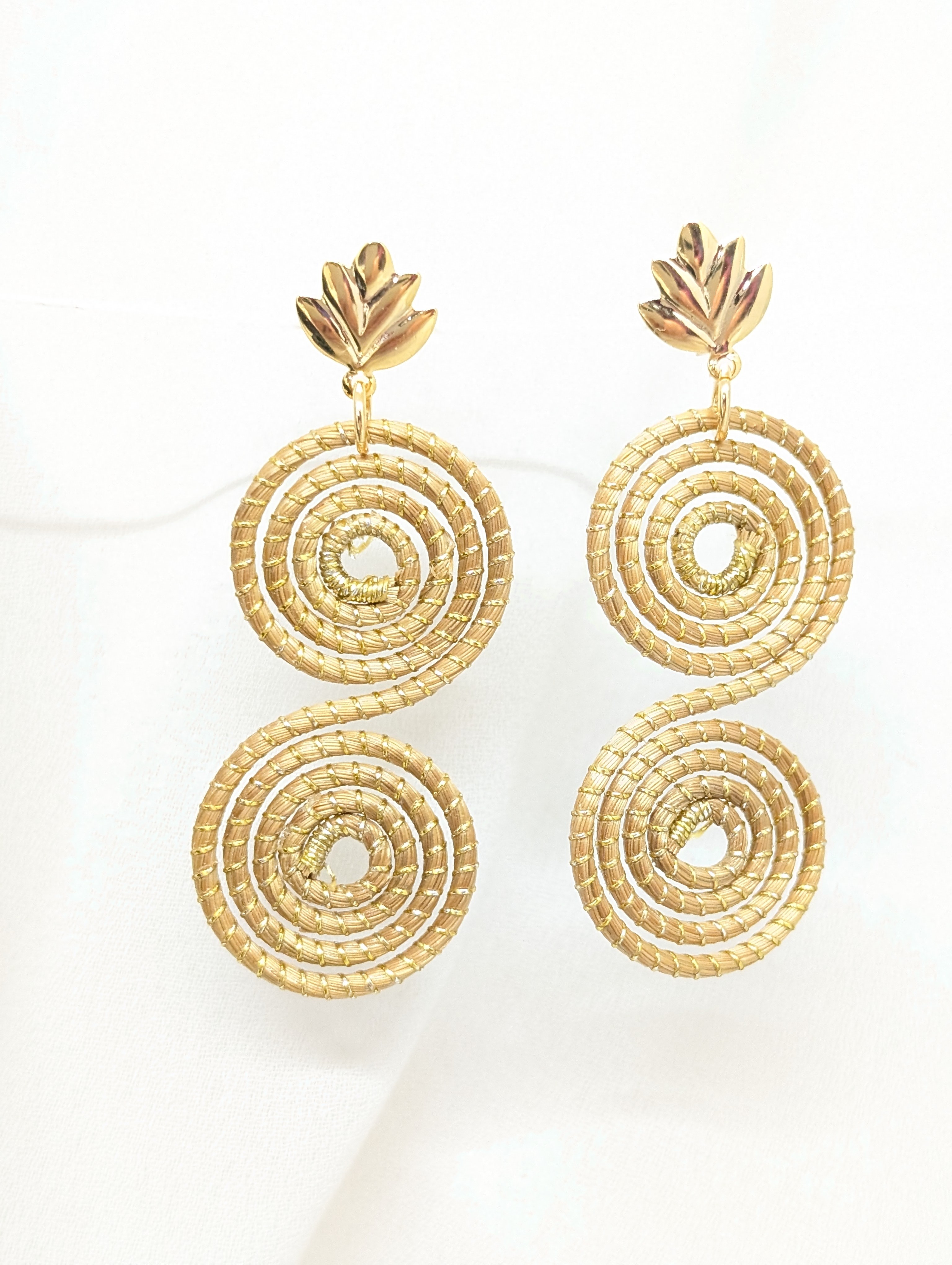 Vera Mentis Boucles D'Oreilles Goutte Triple En Capim Dourado Naturel – Artisanal Fait Main Au Brésil – Design Élancé & Ultra-Léger