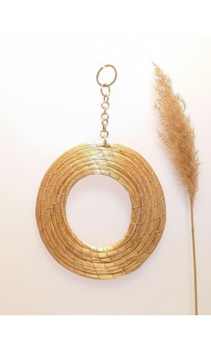 Capimix FELICIDAD - Charms Dije artesanal – Colgante Oro vegetal Capim dorado – 9×6 cm SLOWECO – 1U.