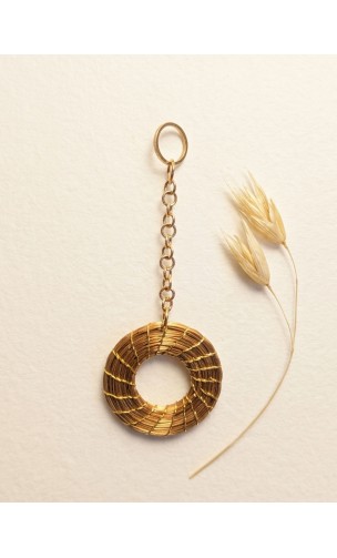 Capimix ENERGIA- Charms Dije artesanal – Colgante Oro vegetal Capim dorado – 7.5×3 cm SLOWECO – 1U.