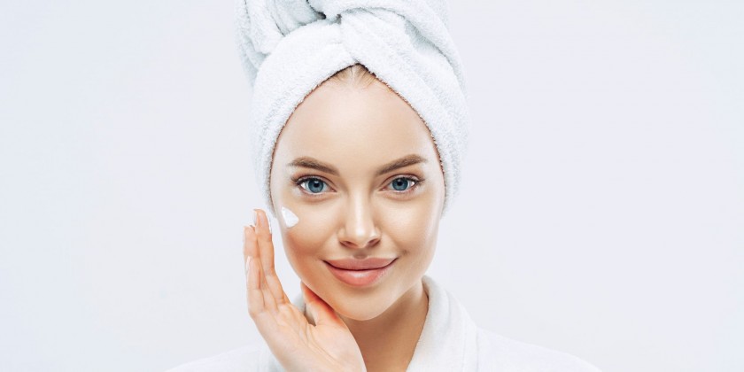 Cosmética natural antimanchas: ¿cómo cuidar tu piel en verano?